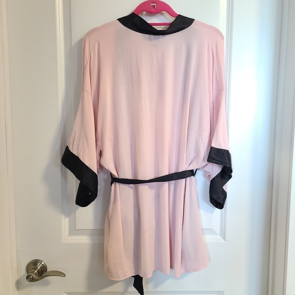 Victoria's secret pink robe - Picture 2 of 4